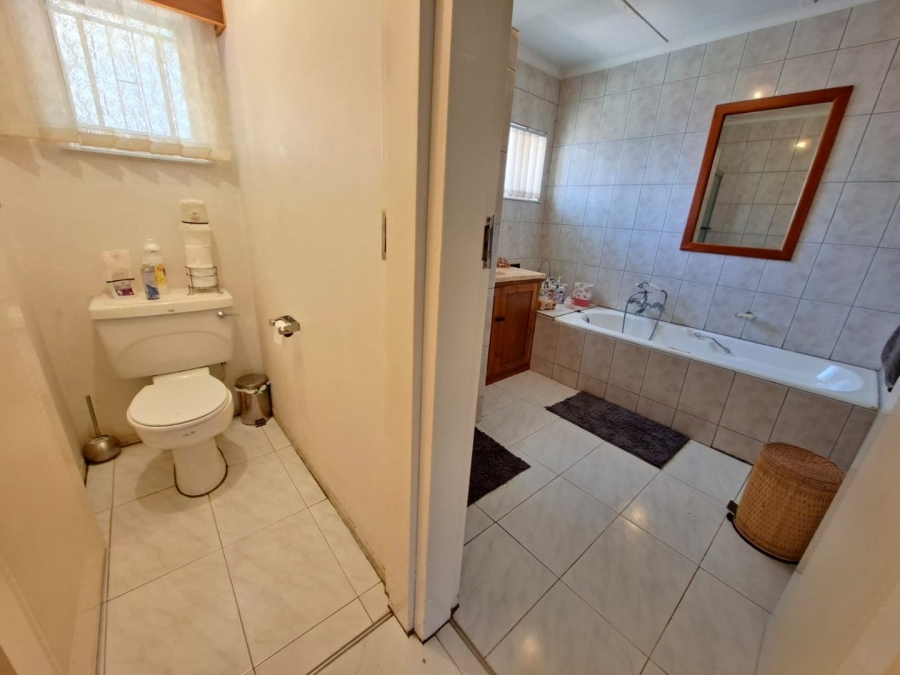 6 Bedroom Property for Sale in Heuwelsig Free State